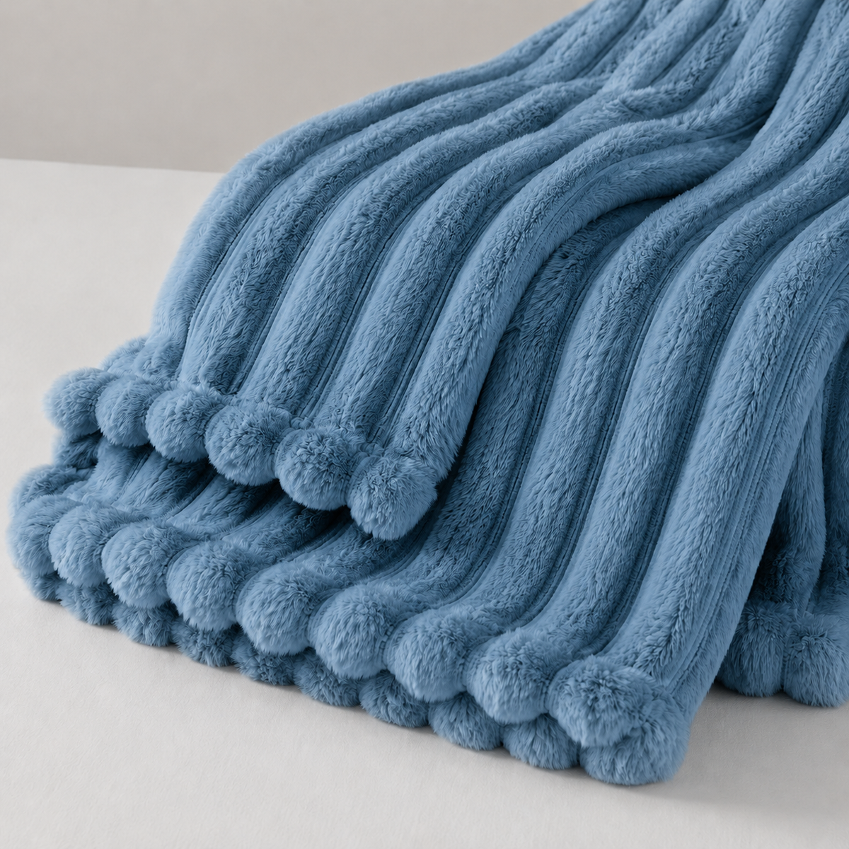 Manta Cuzy PANDI azul, detalle de textura cálida