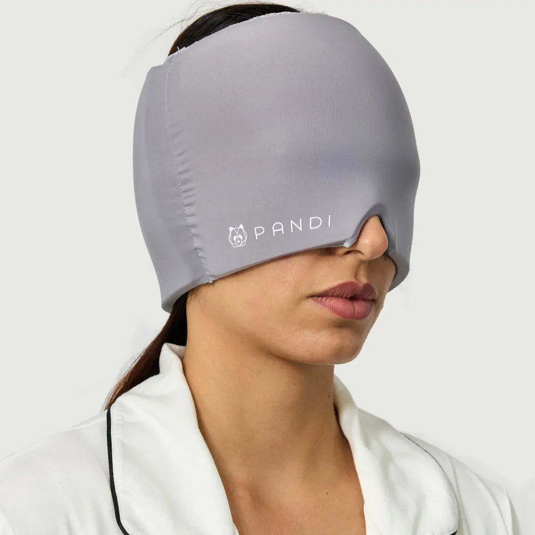 Máscara de gel refrescante de PANDI en color gris, de uso frío o caliente, con diseño ergonómico para un momento de relajación.