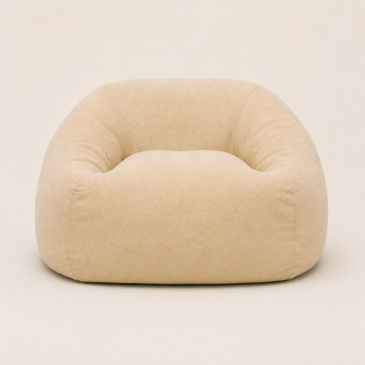 Vista frontal del NubeSofá crema con silueta baja, brazos integrados y asiento profundo