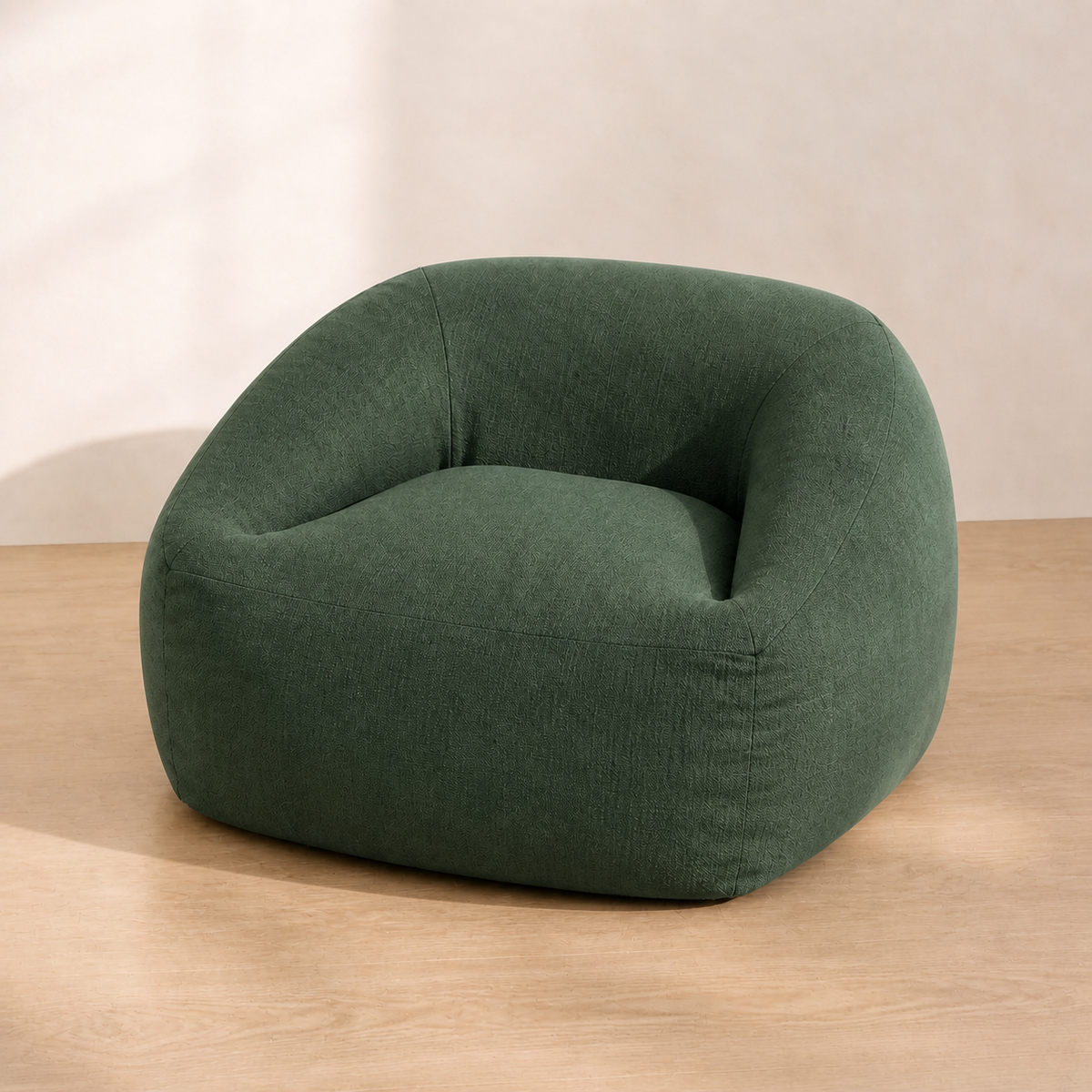 NubeSofá verde desde el ángulo opuesto, mostrando su volumen suave y sus costuras