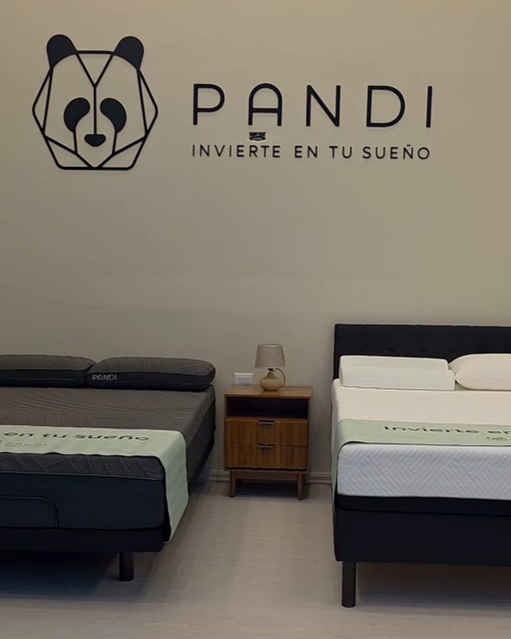 Interior del showroom temporal PANDI en Curridabat, con colchones en exhibición.