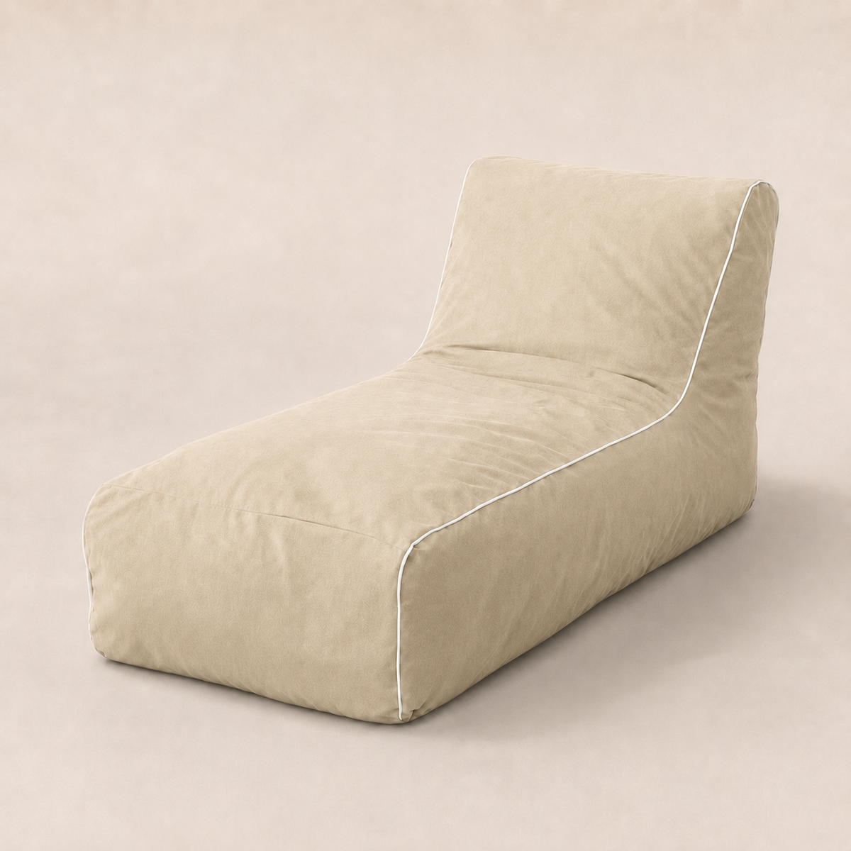 Puff de exterior NubeOasis color Arena visto de frente: sillón reclinado beige claro con ribete blanco — PANDI Costa Rica