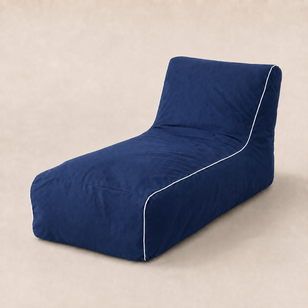 Puff de exterior NubeOasis color Azul Marino visto de frente: sillón reclinado azul oscuro con ribete blanco — PANDI Costa Rica