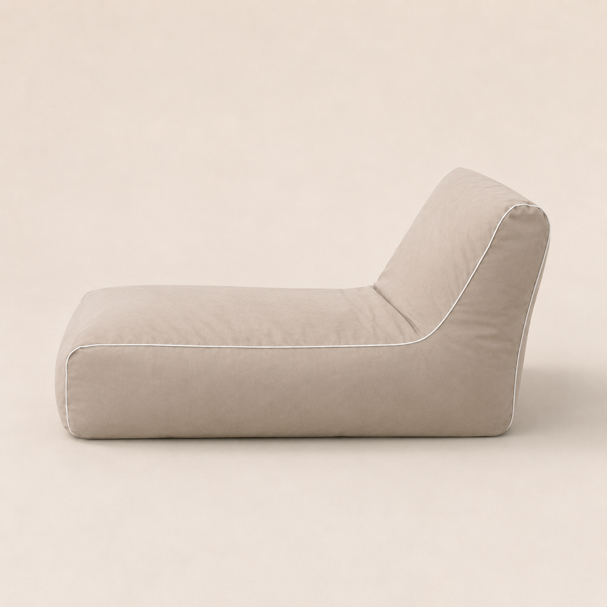 Perfil lateral del puff de exterior NubeOasis Capuchino: forma reclinada de 120 cm con funda de poliéster 600D resistente al agua
