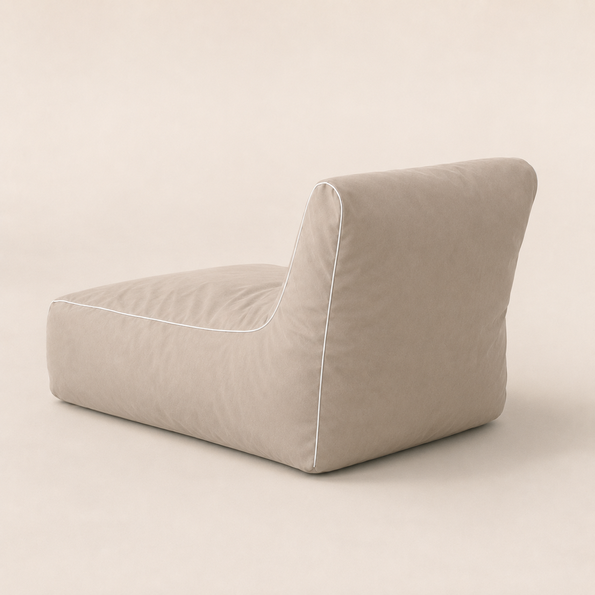 Vista trasera del puff de exterior NubeOasis Capuchino, respaldo alto beige tostado con ribete blanco en contraste