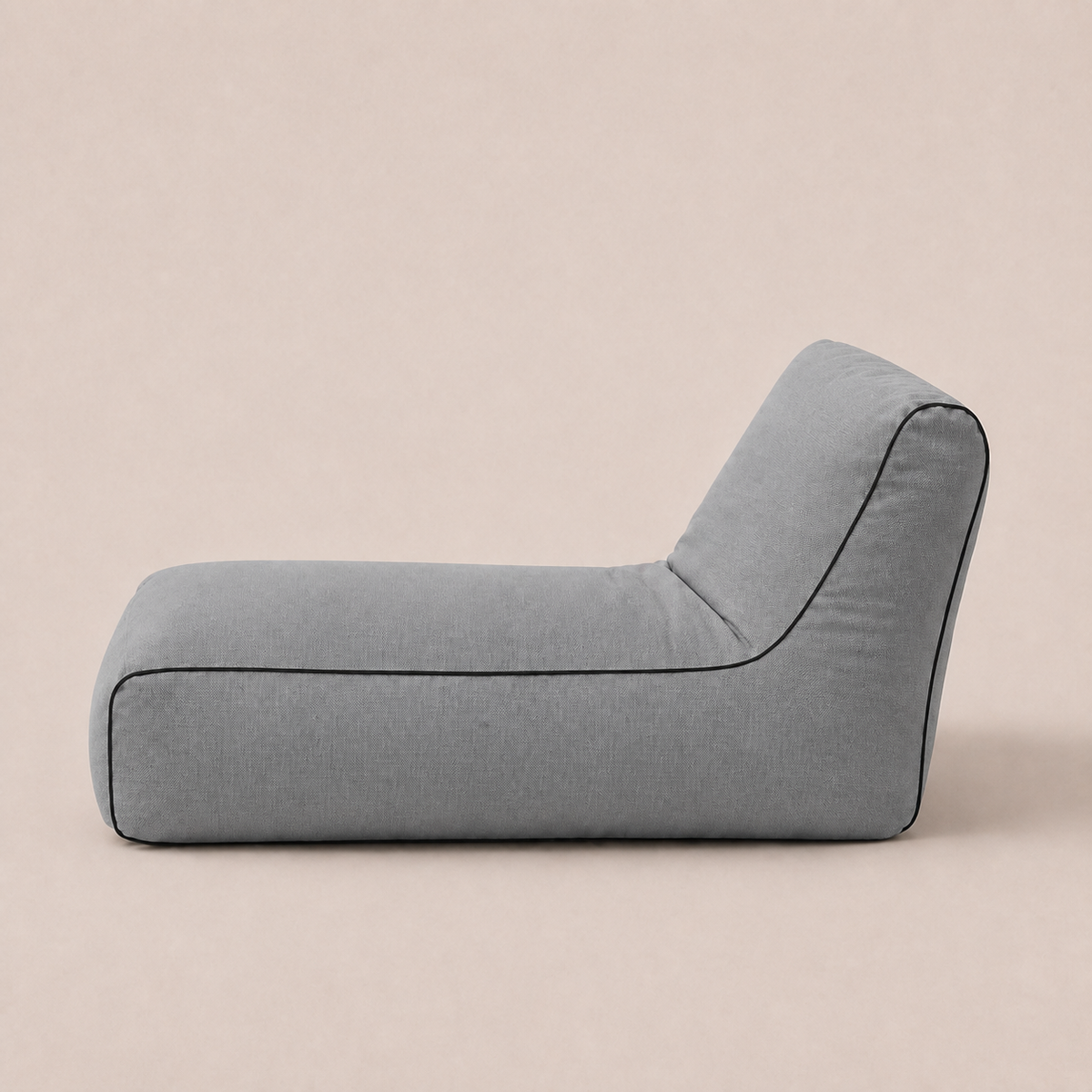 Puff exterior NubeOasis Gris Hamptons claro, vista de perfil, con ribete negro