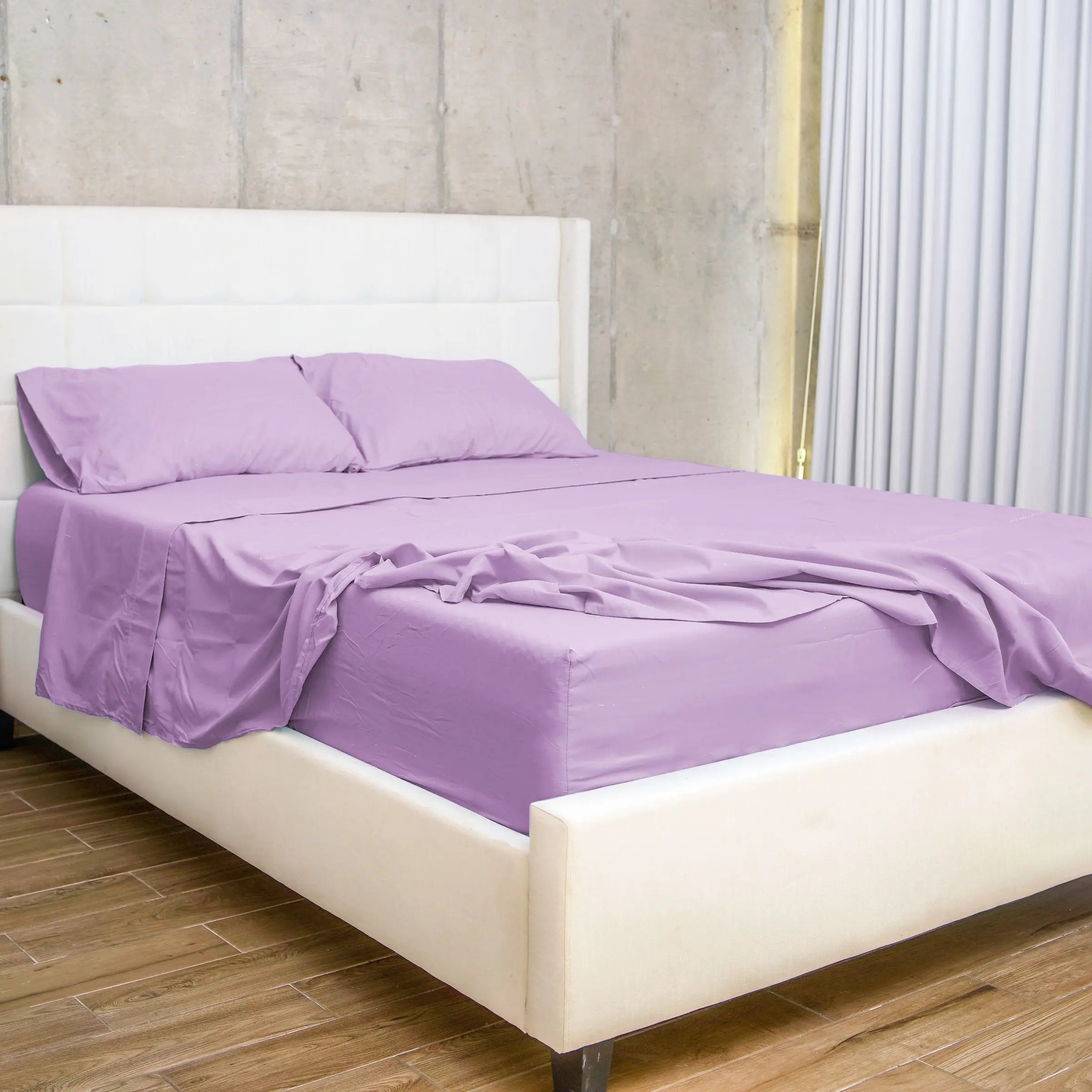 Juego de sábanas 60% bambú en color lila, mostrando una cama moderna con sábanas suaves y transpirables que ofrecen confort y elegancia para un dormitorio estiloso.