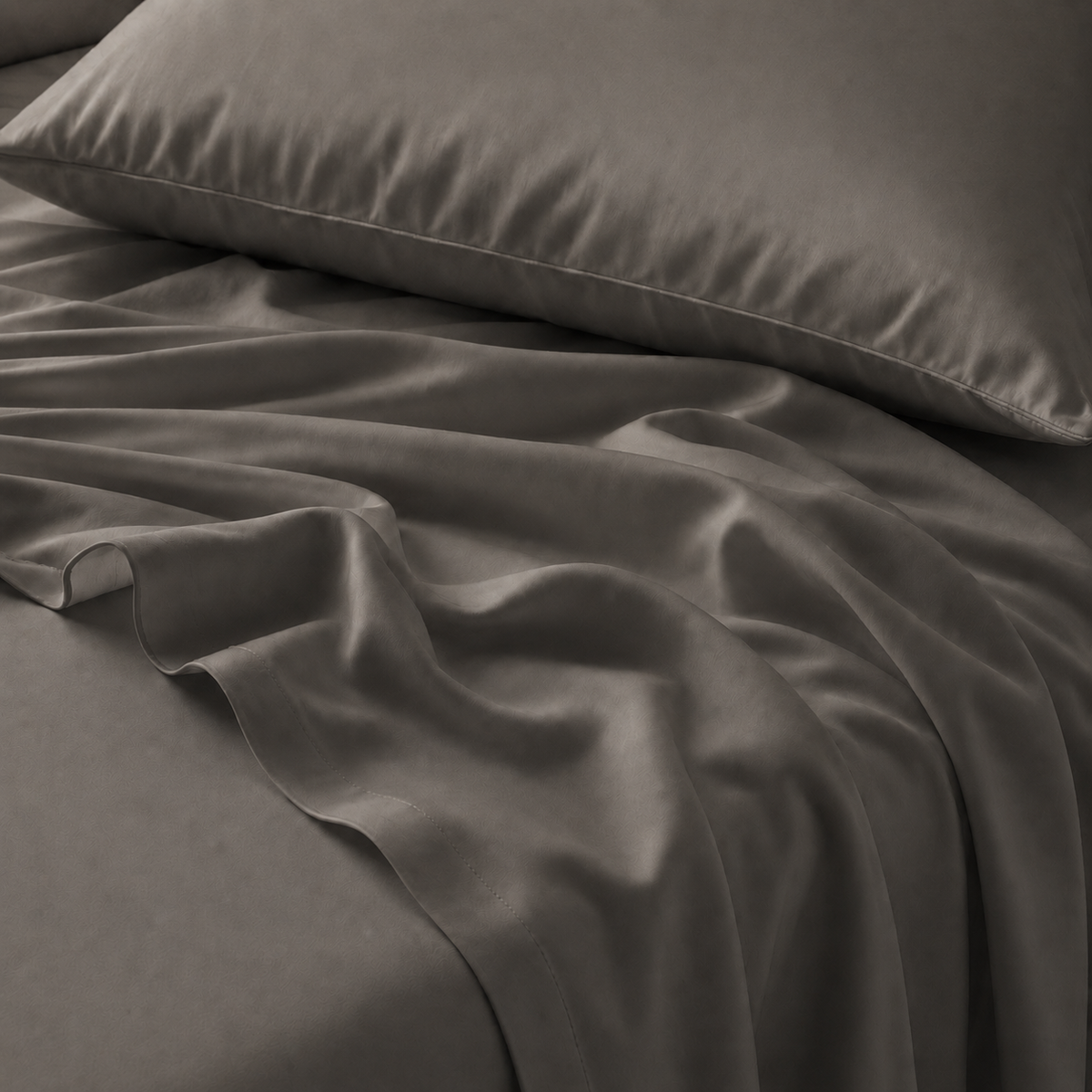 Juego de sábanas 100% bambú gris oscuro de PANDI extendido sobre la cama — tacto suave, fresco e hipoalergénico, ideal para el clima de Costa Rica