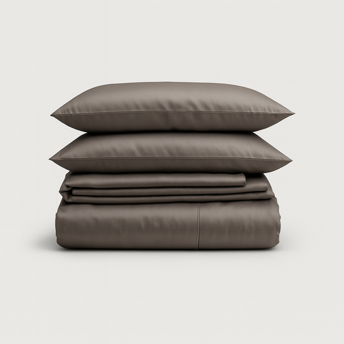 Set de sábanas 100% bambú gris oscuro de PANDI, ideal para un descanso suave y fresco, resaltando su diseño elegante y propiedades hipoalergénicas.