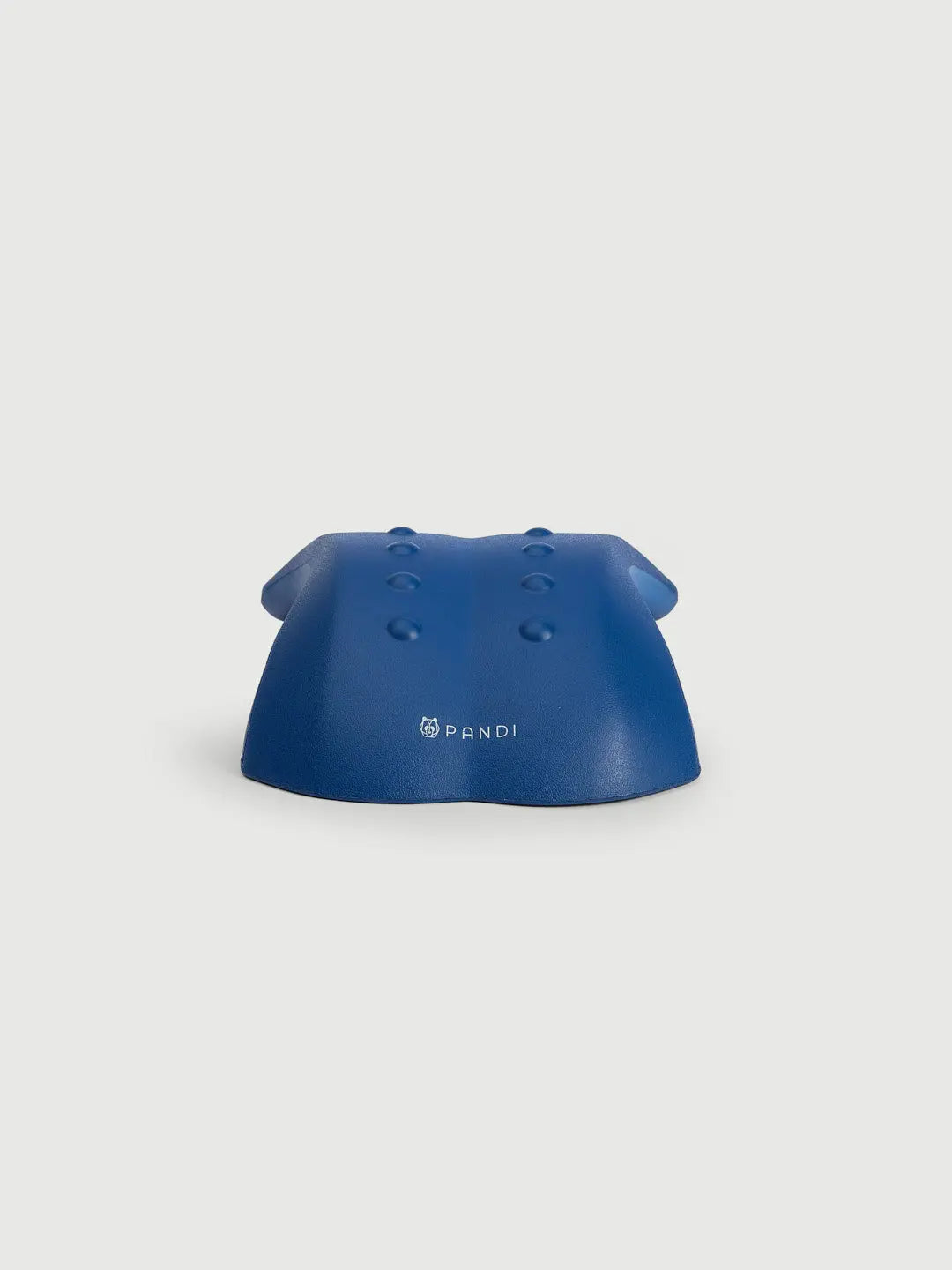 Perspectiva frontal del Dispositivo de Soporte Espinal Pandi, destacando su superficie con puntos de masaje que brindan un soporte integral para la espalda.