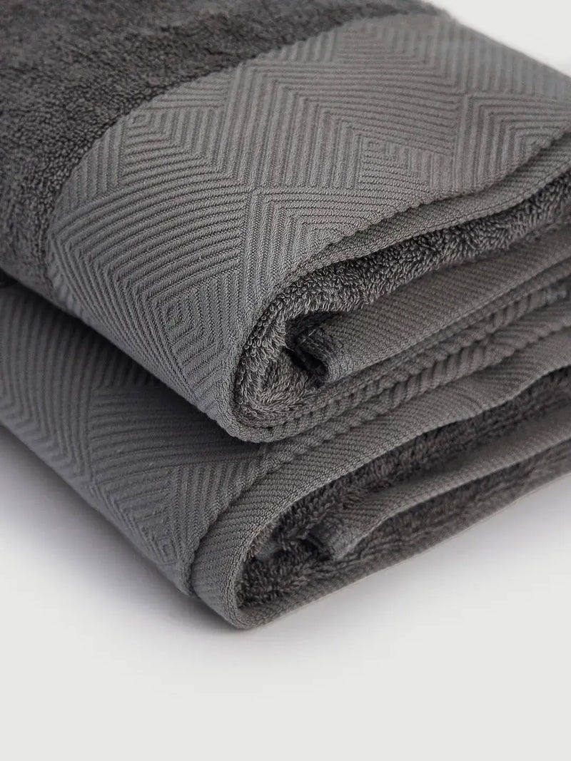 TOALLA DE MANO Gris Oscuro de PANDI, mostrando un acabado suave y diseño texturizado, ideal para el cuidado personal.