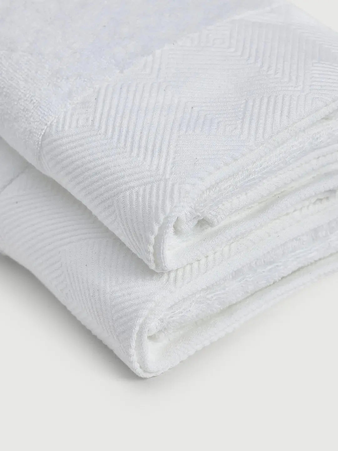 TOALLA DE MANO de PANDI en color blanco, mostrando su diseño suave y elegante, ideal para complementar la decoración de tu baño.