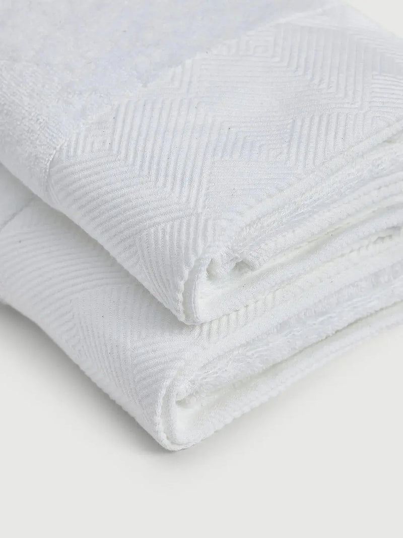 TOALLA DE MANO de PANDI en color blanco, mostrando su diseño suave y elegante, ideal para complementar la decoración de tu baño.