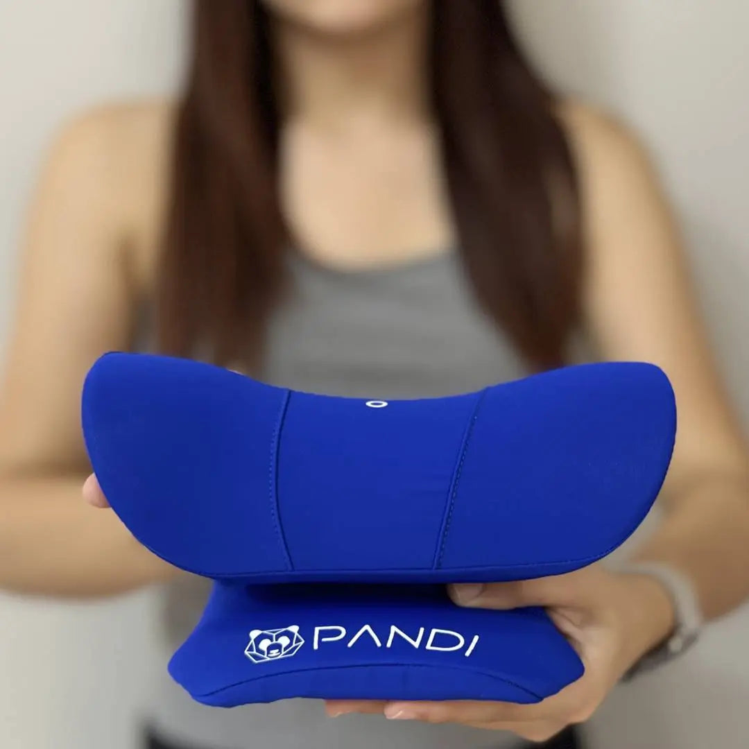 Dispositivo de Soporte Cervical de PANDI en manos de una persona, diseño ergonómico en color azul para un momento de relajación.